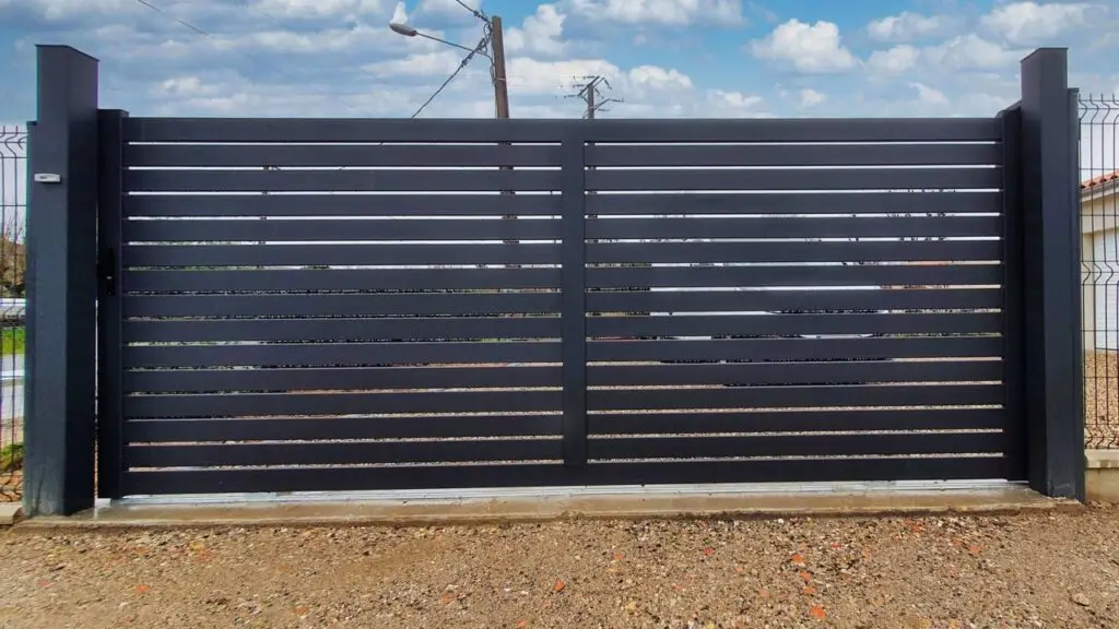 image d'un exemple de portail ajouré noir