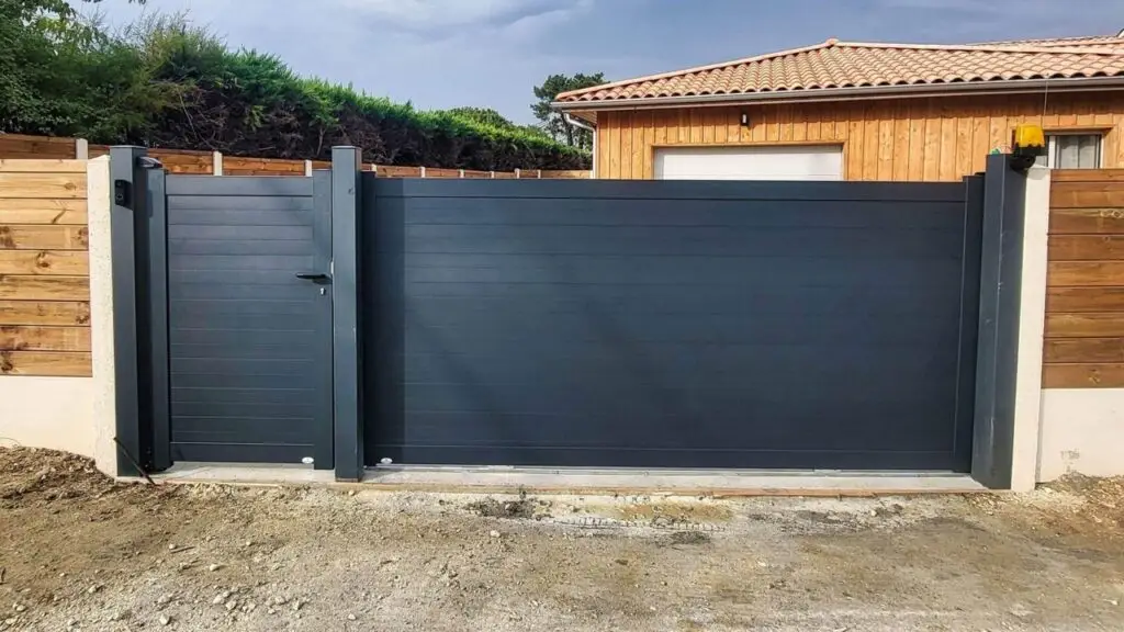 image d'un exemple de portail plein noir