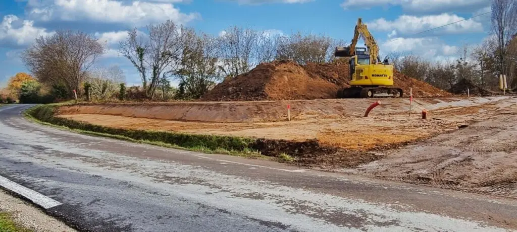 image d'une pelleteuse komatsu après un terrassement